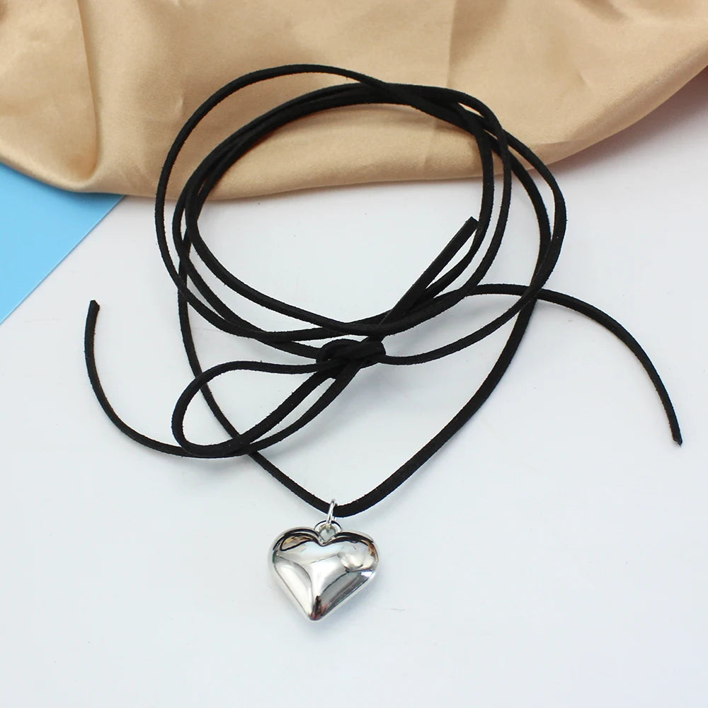 Dark Heart Choker – Black Velvet Goth Pendant Necklace