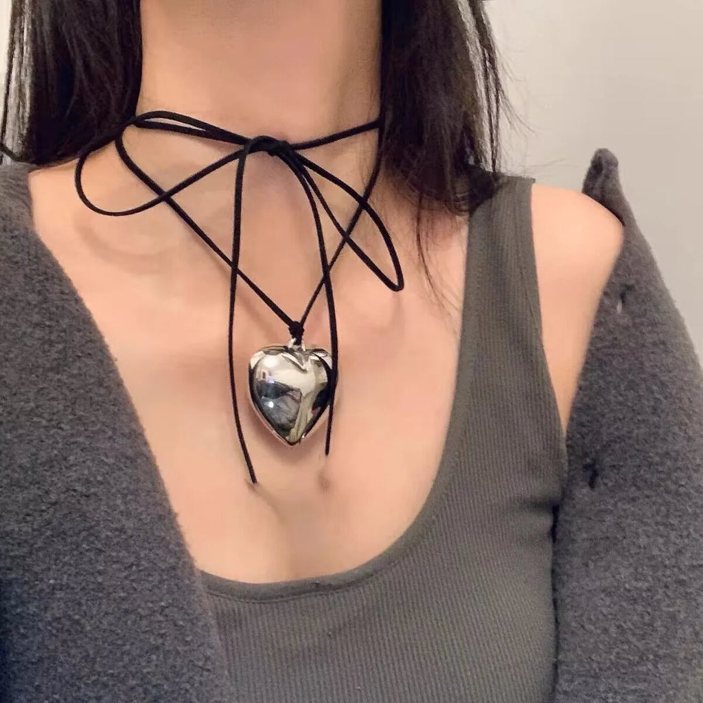 Dark Heart Choker – Black Velvet Goth Pendant Necklace