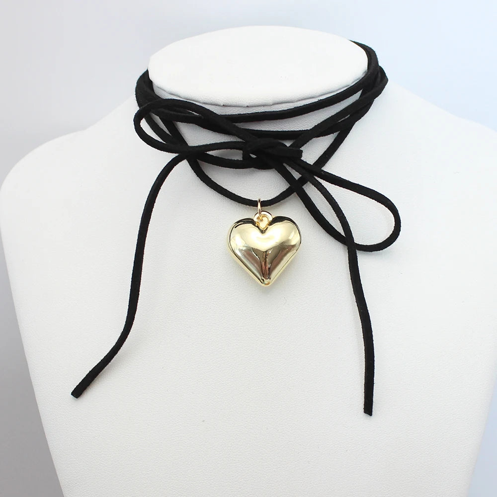 Dark Heart Choker – Black Velvet Goth Pendant Necklace