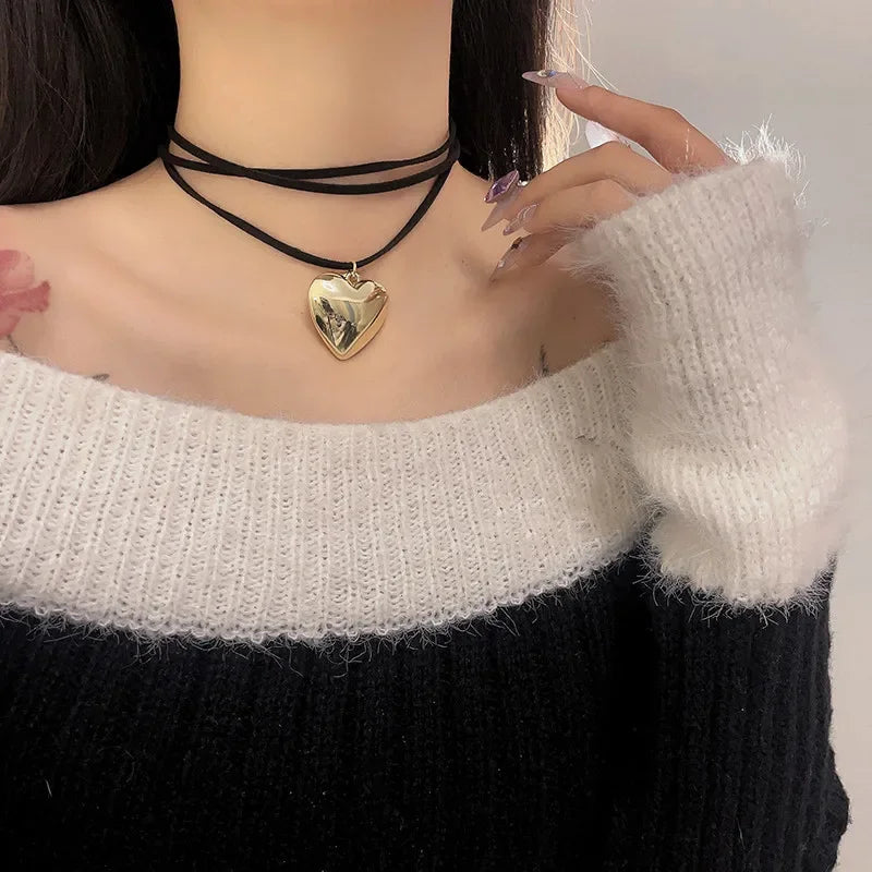 Dark Heart Choker – Black Velvet Goth Pendant Necklace
