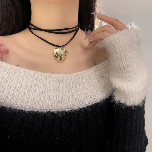 Dark Heart Choker – Black Velvet Goth Pendant Necklace