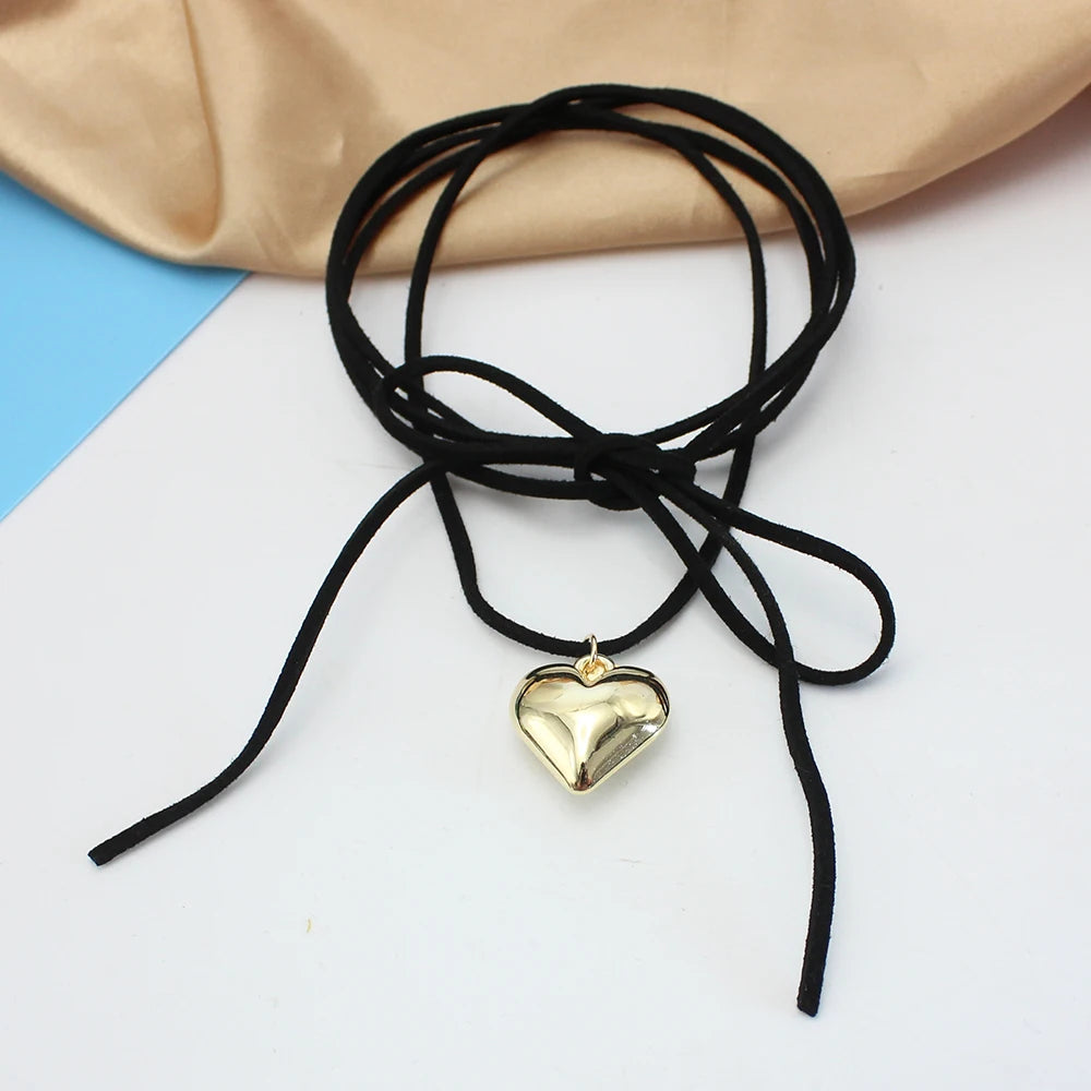 Dark Heart Choker – Black Velvet Goth Pendant Necklace